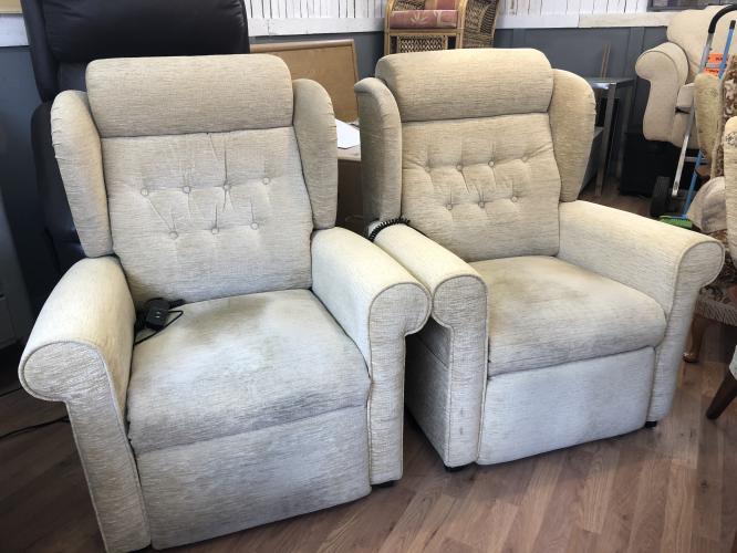 Pair or Willowbrook Newhampton Riser Recliners FREE DEL For Sale in