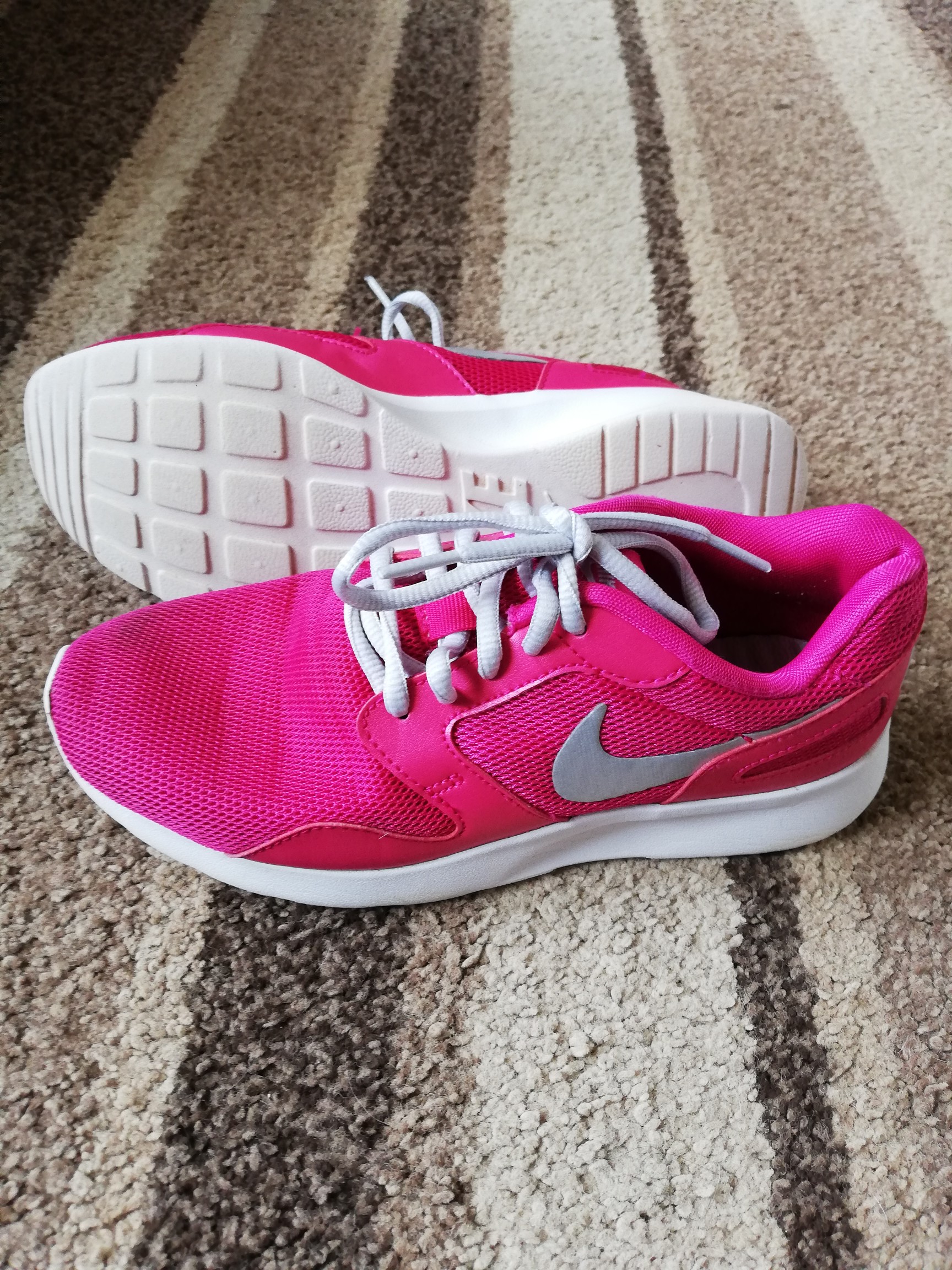 nike trainers size 4
