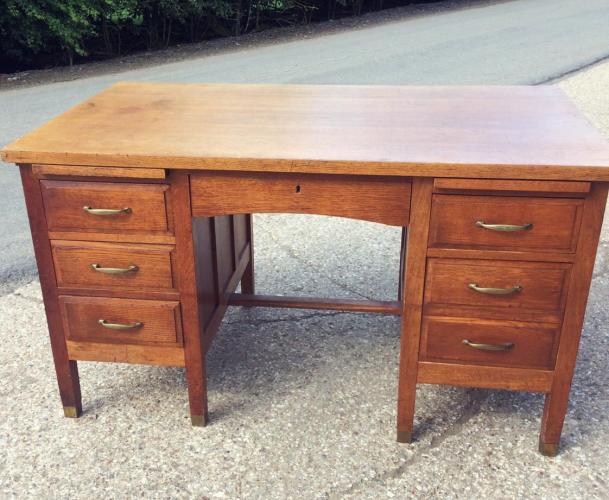 Quality 1930’s large solid oak desk For Sale in Milton Keynes