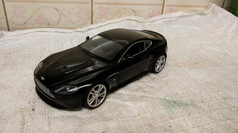 Image 1 of ASTON MARTIN V12 & VOLKSWAGEN BEETLE 1:24 SCALE CARS from