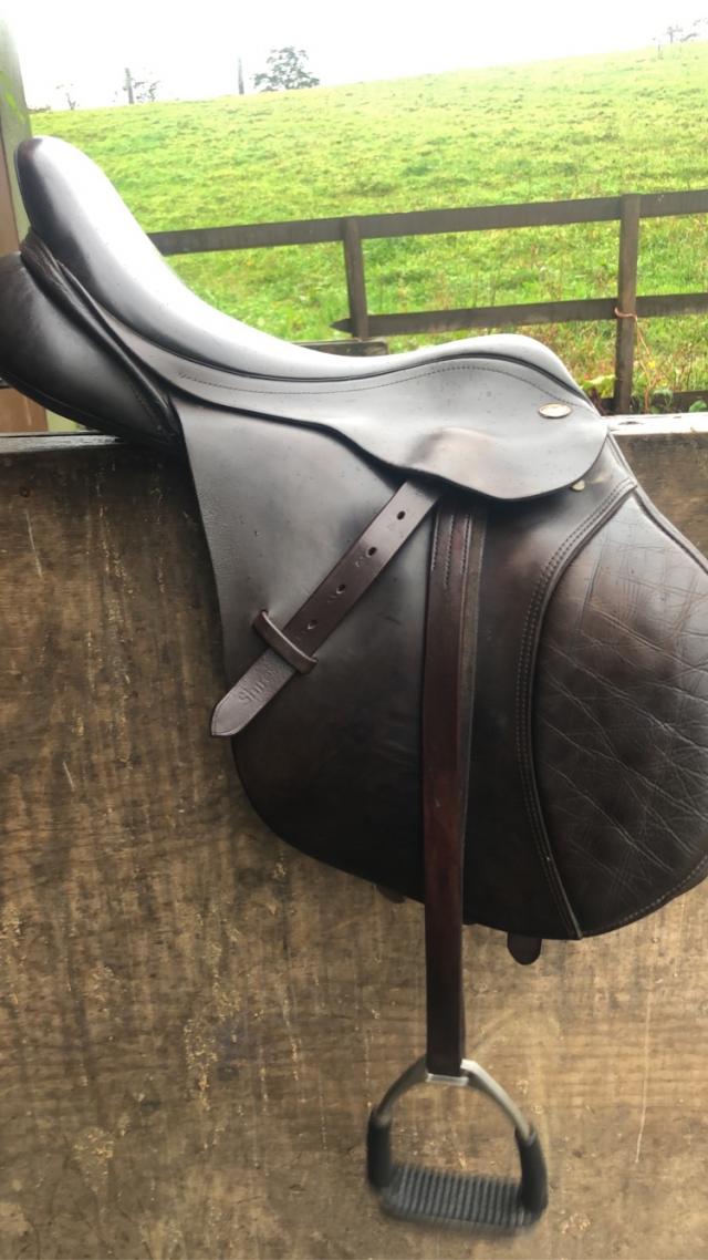 17 1/2 inch Kent and masters jump saddle For Sale in Cardiff, Rct